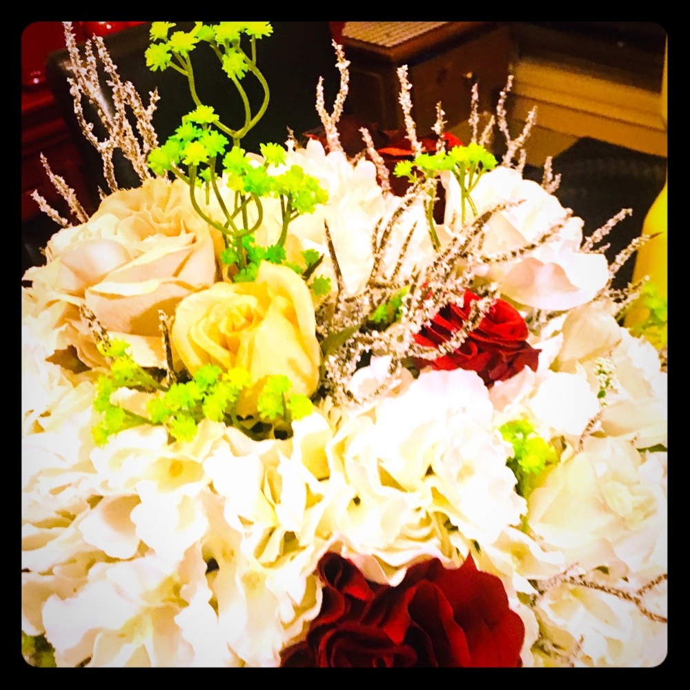 Artificial floral arrangement